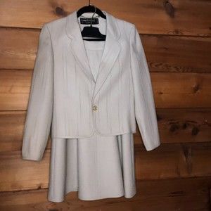 Louis Feraud Off-white 100% Wool Suit, size S, tailored with attention to detail